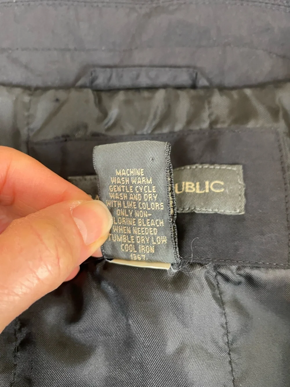 Banana Republic Men's black Zip Bomber Jacket Nylon Insulated Large